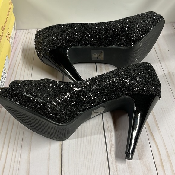 Black High Heel Pumps size 7 platform for added ease, - Picture 4 of 9